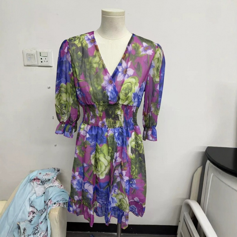 Robe Fleurie Courte Femme Élégante Col V Taille Haute Chic 2026 – Dropvet Robe Fleurie Courte Femme Élégante Col V Taille Haute Chic 2026 – Image 3