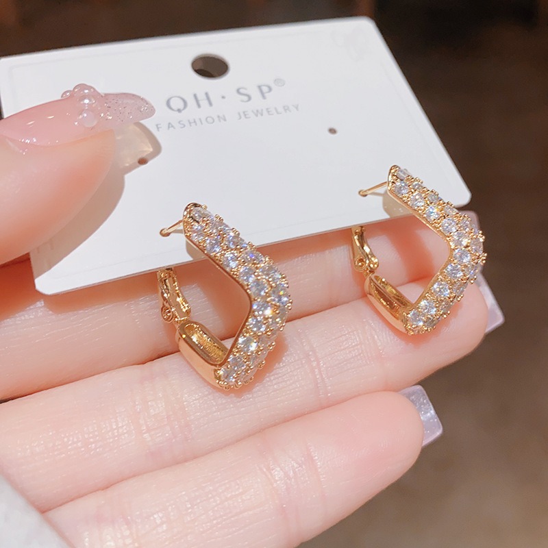 Boucles d'Oreilles Carrées Dorées Élégantes – 2 Coloris – Dropvet Boucles d'Oreilles Carrées Dorées Élégantes – 2 Coloris – Image 5